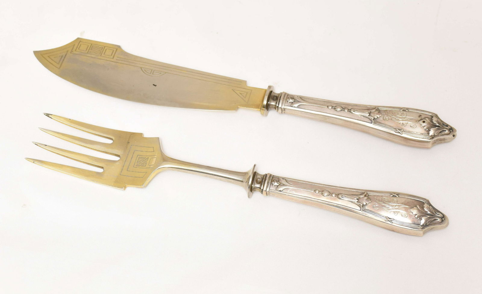 [Russian]. Art Deco fish cutlery set. - Russia, 19th-20th cent.. - Fork: 26Ñ…4 cm; 124 g. Knife:: [Russian]. Art Deco fish cutlery set. - Russia, 19th-20th cent.. - Fork: 26Ñ…4 cm; 124 g. Knife: 29Ñ…4 cm; 131 g. Silver. Casting. Engraving. Gilding. 84 hallmark, master's mark "Br. Gr." (Grach