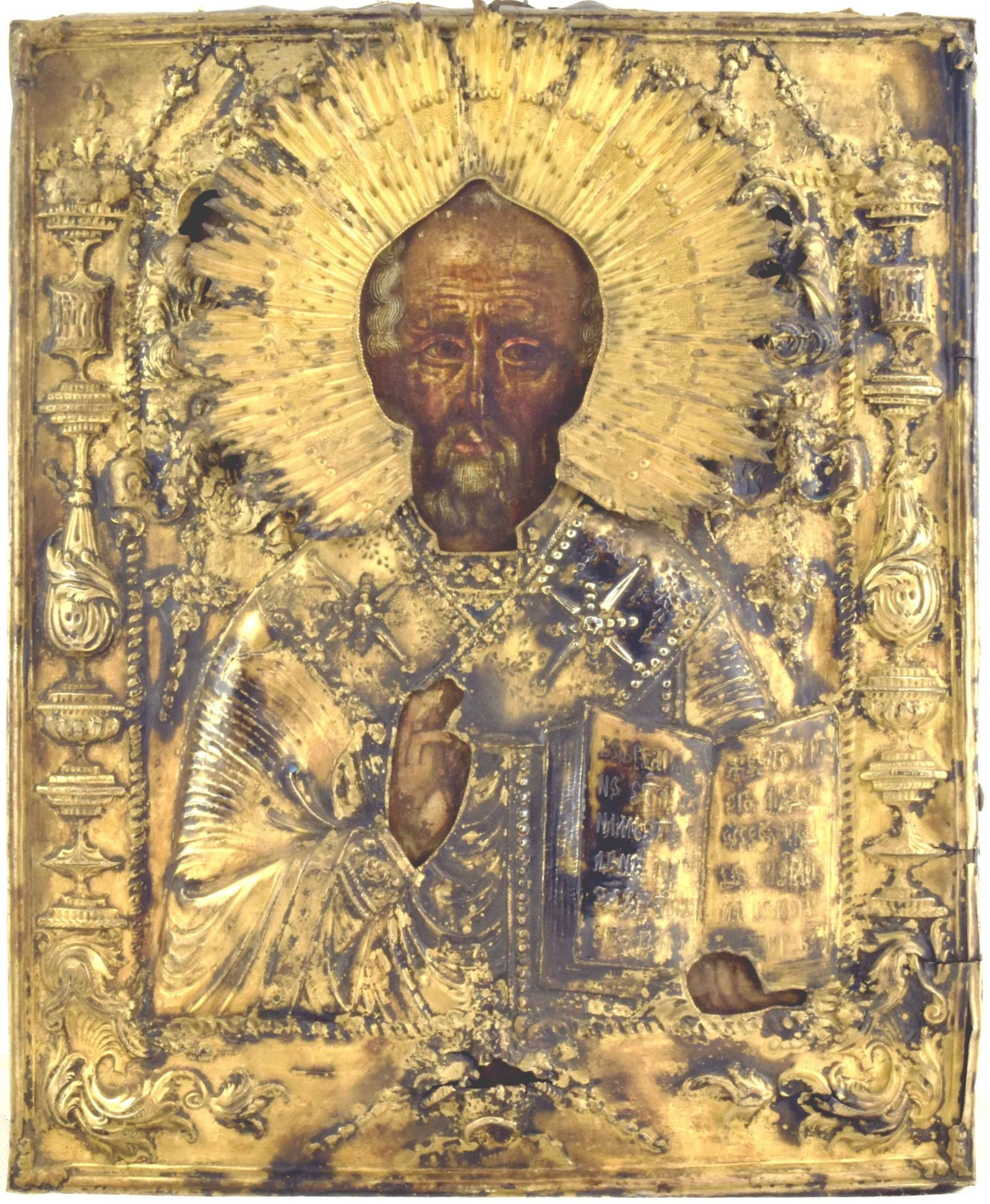 Russian icon "Saint Nicholas" with silver oklad. - Russia, 18th century. - 24,5x31 cm.: Russian icon "Saint Nicholas" with silver oklad. - Russia, 18th century. - 24,5x31 cm. Tempera on wood; levkas, gilding. Silver oklad (.84 fineness). Hallmarks.