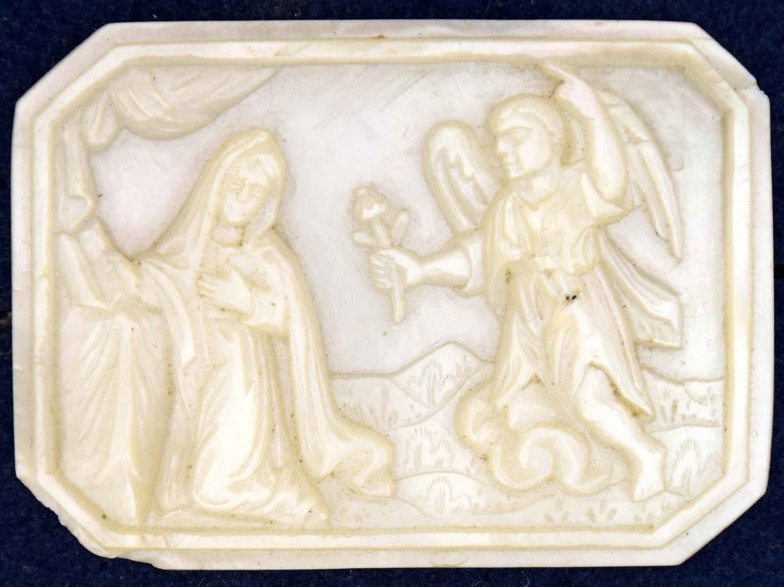 [Rare] Russian mother-of-pearl icon "Annunciation". - Russia, 19th century. - 6,2x4,5 cm.: [Rare] Russian mother-of-pearl icon "Annunciation". - Russia, 19th century. - 6,2x4,5 cm. Mother-of-pearl; carving.