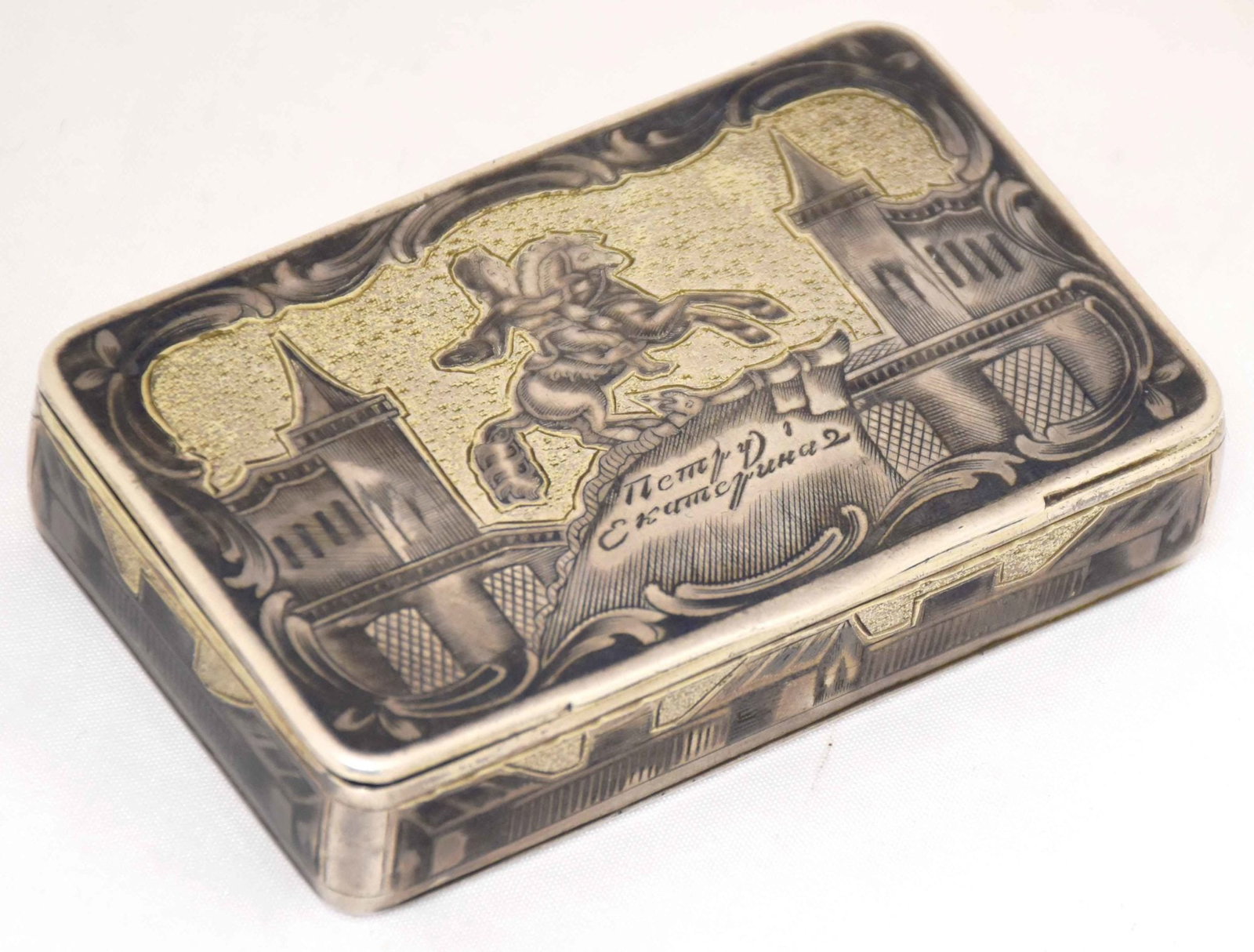 [Russian]. Silver niello silver box (snuffbox) depicting the 'Bronze Horseman' and Saint Petersburg: [Russian]. Silver niello silver box (snuffbox) depicting the 'Bronze Horseman' and Saint Petersburg city landscape. - Russia, 19th century. - 7,5x5x2 cm. Silver; casting, gilding. Hallmark of .84 fine
