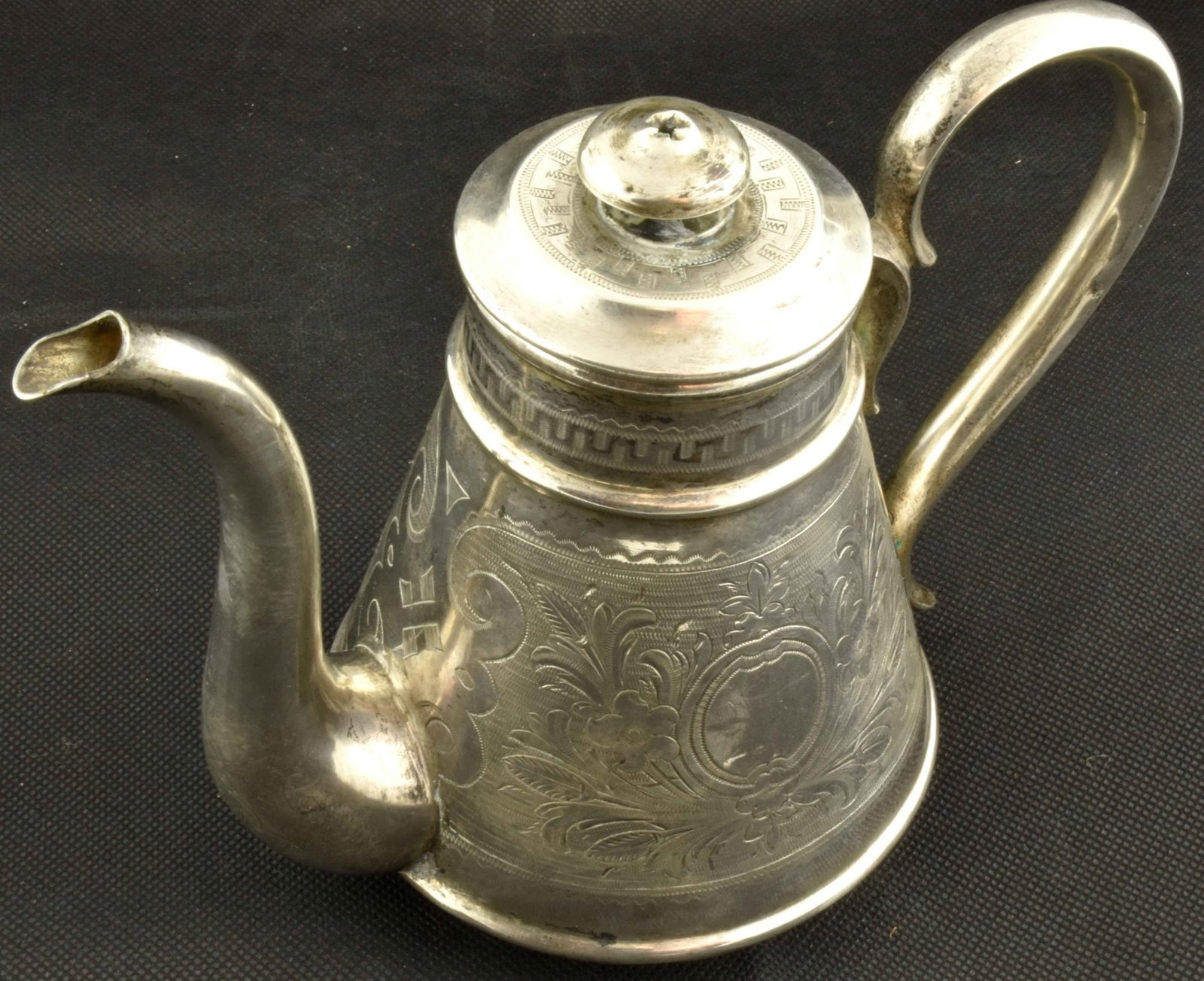 [Russian]. Silver teapot with floral ornament. - Russia, 19th century. - 20x11,4x15 cm. Weight: 520 (1 of 4)