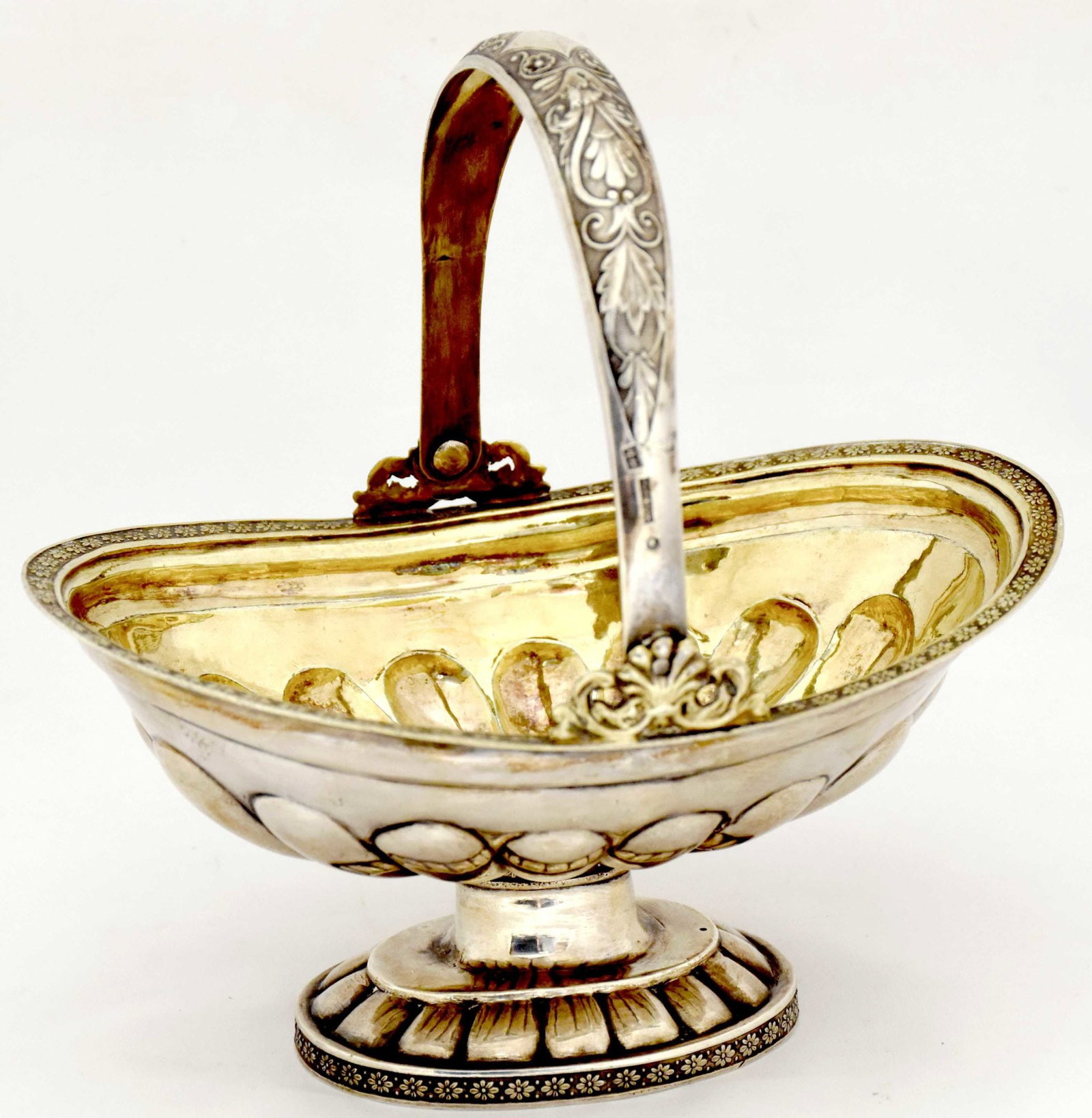 [Russian]. Russian silver candy bowl. - Russia, St. Petersburg, Elias Modig, 19th century. - 10x14x9: [Russian]. Russian silver candy bowl. - Russia, St. Petersburg, Elias Modig, 19th century. - 10x14x9 cm; 113 g. Silver; minting, engraving, gilding. Hallmark of .84 fineness, St. Petersburg city coat 