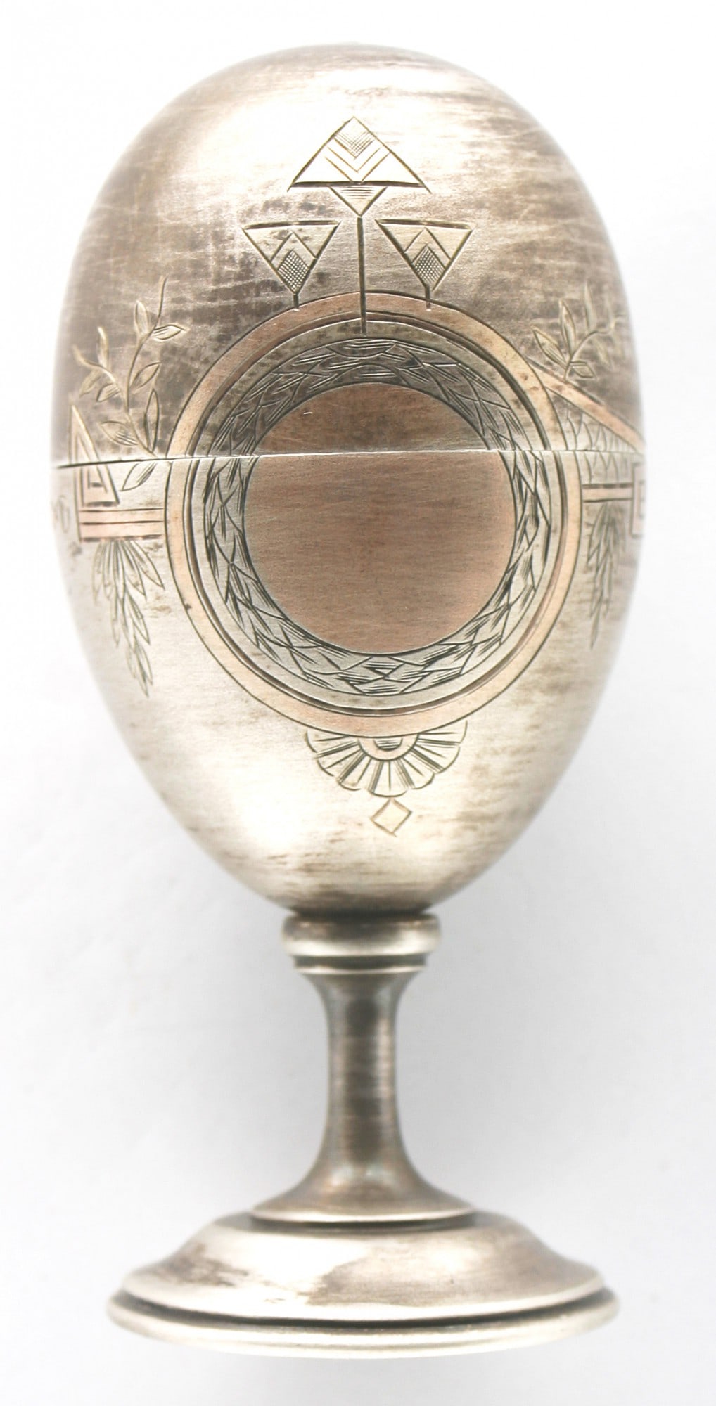 [Russian]. A pair of silver egg bowls with engraved Art-Nouveau ornament. - Russia, early 20th centu: [Russian]. A pair of silver egg bowls with engraved Art-Nouveau ornament. - Russia, early 20th century. - Weight: 77 g. Silver; casting, engraving. Hallmark of .84 fineness with city of assay letter "