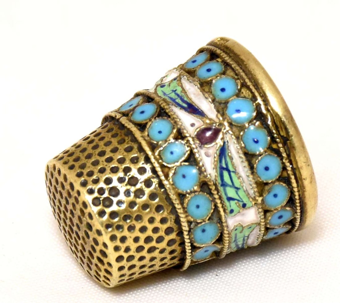 [Russian]. Silver thimble with enamels. - Russia, 20th century. - 2x2 cm. Weight: 11 g.: [Russian]. Silver thimble with enamels. - Russia, 20th century. - 2x2 cm. Weight: 11 g. Silver; casting, multicolor enamels, gilding. Hallmarks: "FR" (in Cyrillic), "84", "head in kokochnik to the rig