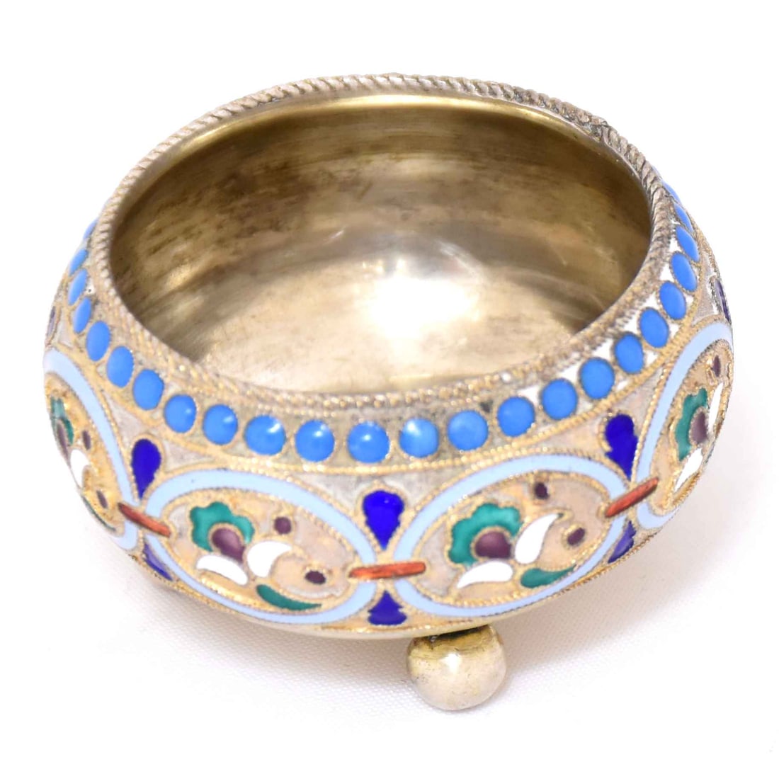 [Russian]. Silver salt cellar with enamels. - Russia, 20th century. - 4,5x4,5x3 cm. Weight: 28 g. (1 of 2)
