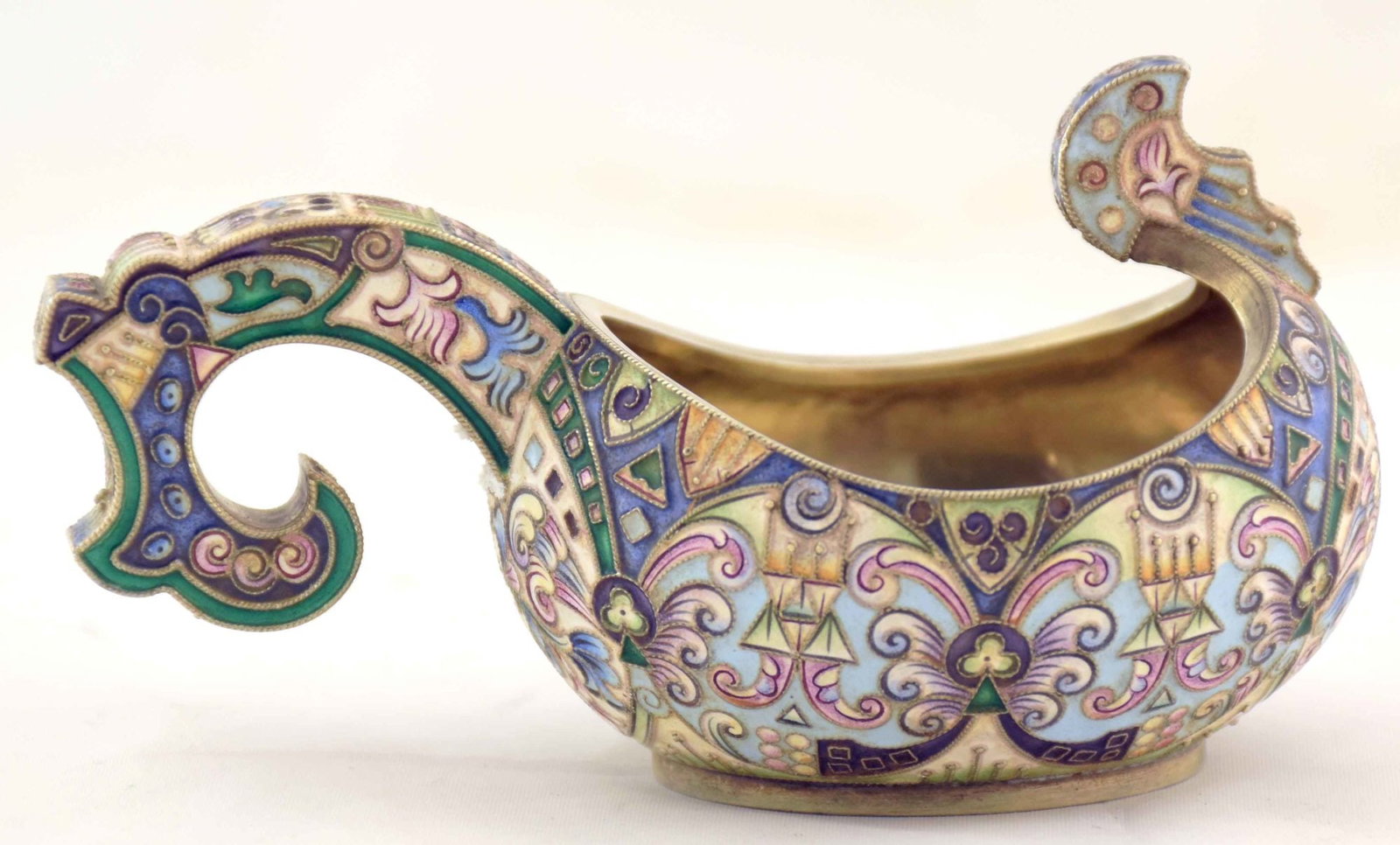 [Russian]. Silver scoop ('kovsh') with enamels. - Russia, 20th century. - 10x5,5x5 cm. Weight: 95 g. (1 of 4)