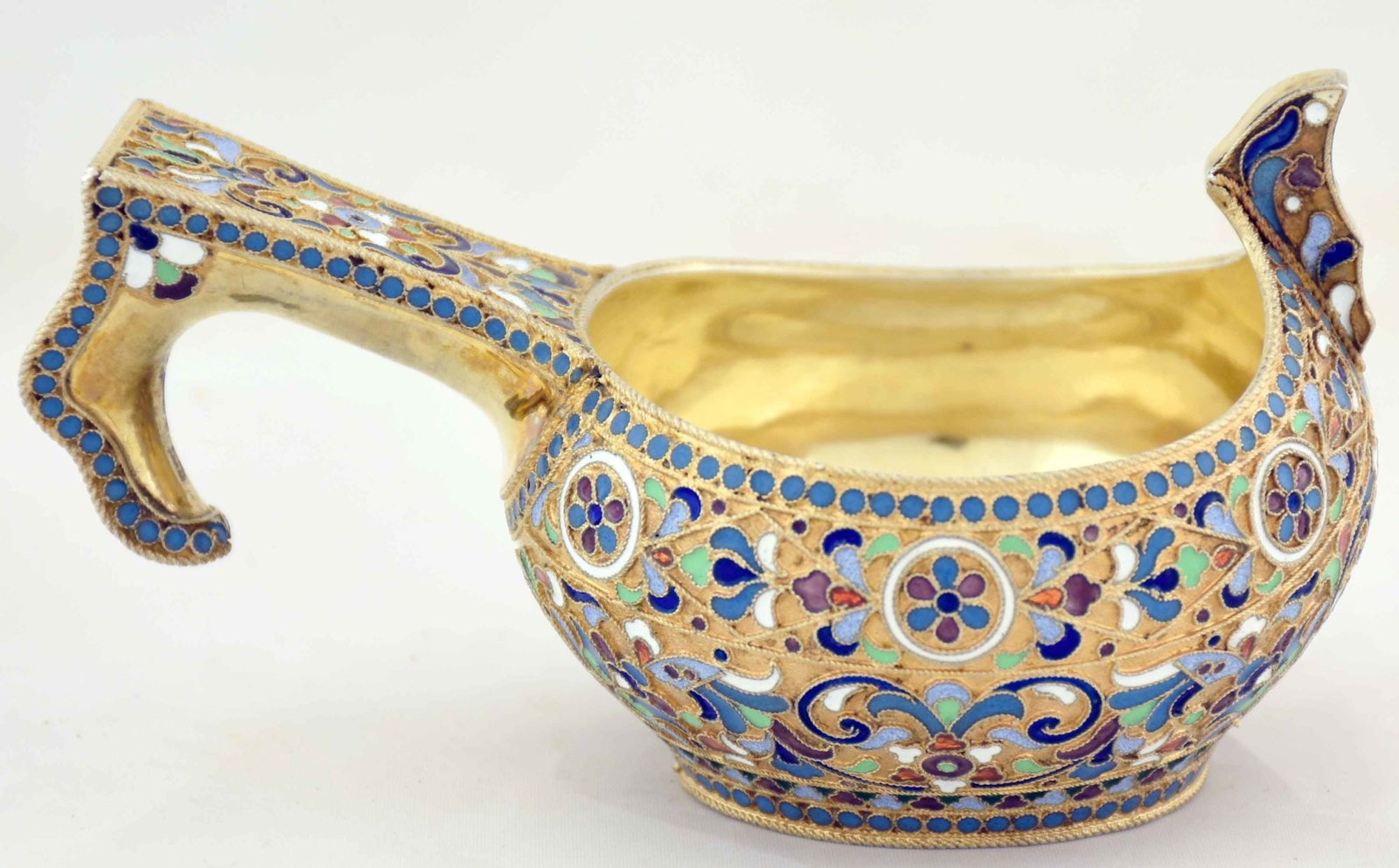 [Russian]. Silver scoop ('kovsh') with enamels. - Russia, 20th century. - 6,5x11x6,5 cm. Weight: 137 (1 of 5)