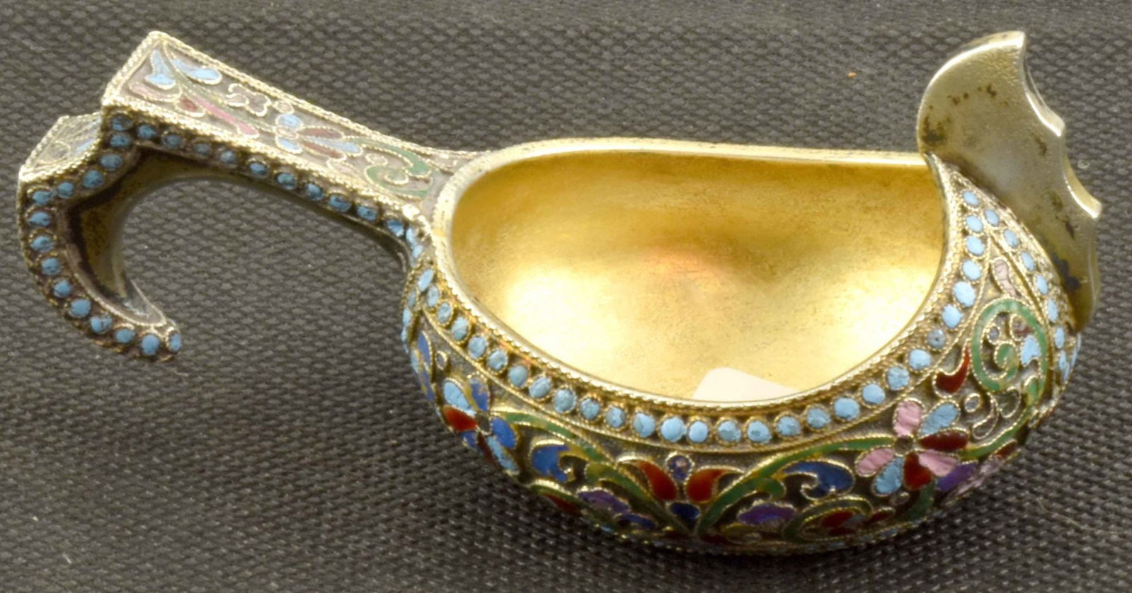 [Russian]. Silver scoop ('kovsh') with enamels. - Russia, 20th century. - 8,5x4,2x5 cm. (1 of 3)