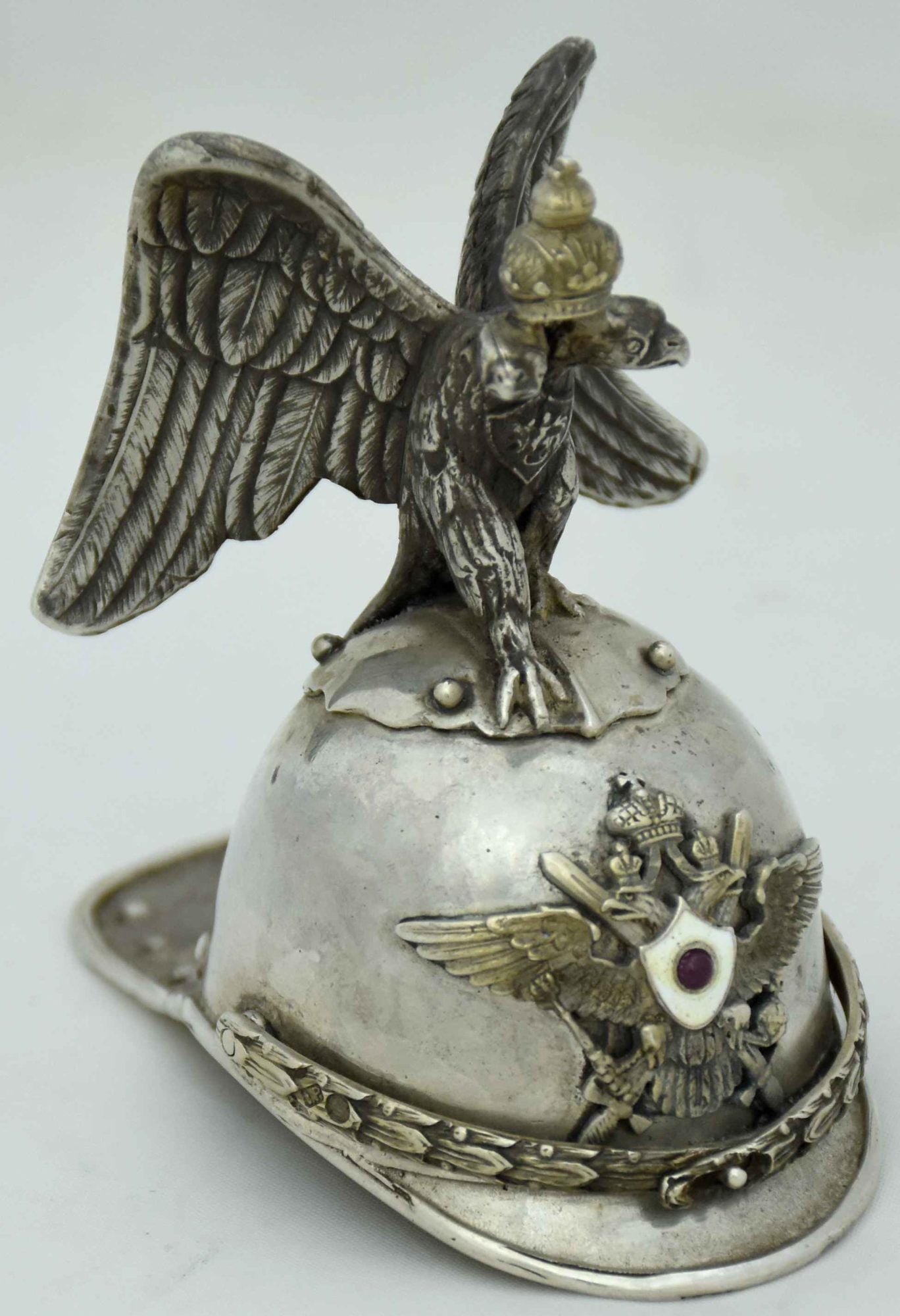 [Russian]. Silver scoop ('charka') in the form of a Russian military helmet Cavalerguard with a: [Russian]. Silver scoop ('charka') in the form of a Russian military helmet Cavalerguard with a double-headed imperial eagle. - Russia, 20th century. - 9x5x7,5 cm. Weight: 157 g. Silver; casting, enam