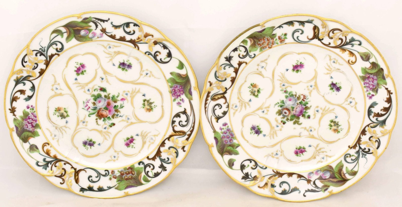 [Russian]. Set of two plates "Flower ornament". - Russia, Popov's manufacture, 19th century. -: [Russian]. Set of two plates "Flower ornament". - Russia, Popov's manufacture, 19th century. - Diameter: 23 cm. Porcelain; painting, gilding. Blue handwritten mark is on the reverse side "AP" in Cyril