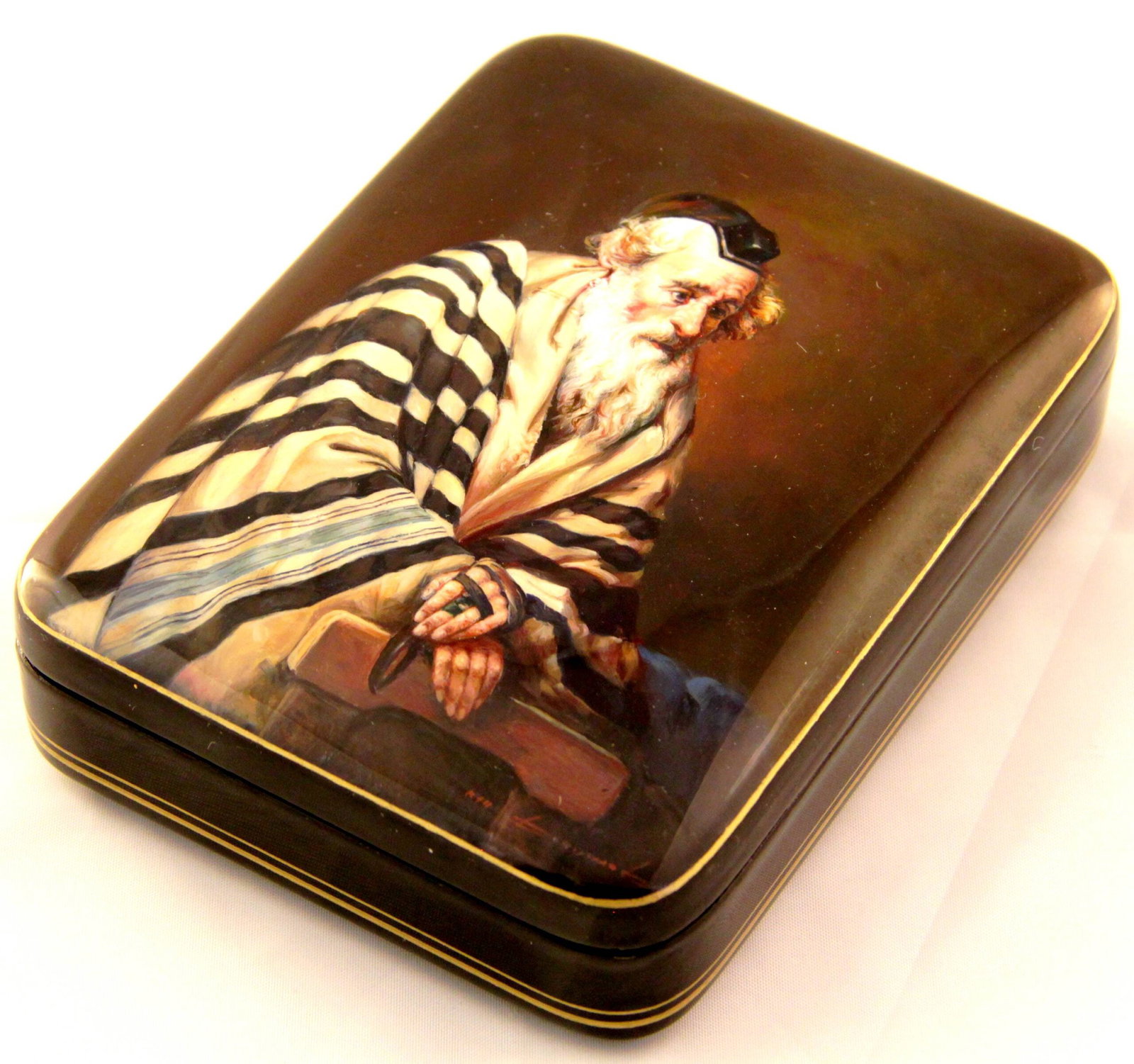 [Russian. Judaica]. Russian lacquer box. - Russia, Fedoskino, 20th century. - 12,9,3 cm.: [Russian. Judaica]. Russian lacquer box. - Russia, Fedoskino, 20th century. - 12,9,3 cm. Papier-mache; lacquer, painting. Author's signature is in the bottom side of the image.