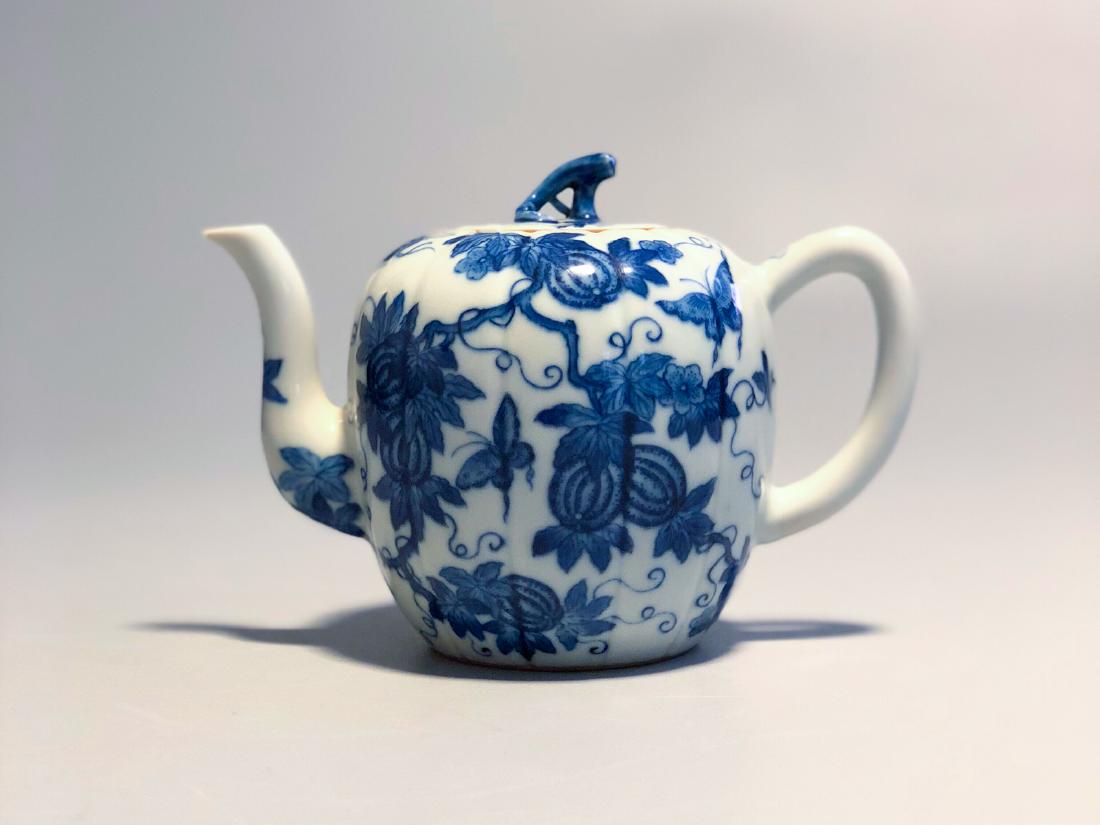 CHINESE BLUE AND WHITE PORCELAIN TEA POT (1 of 9)