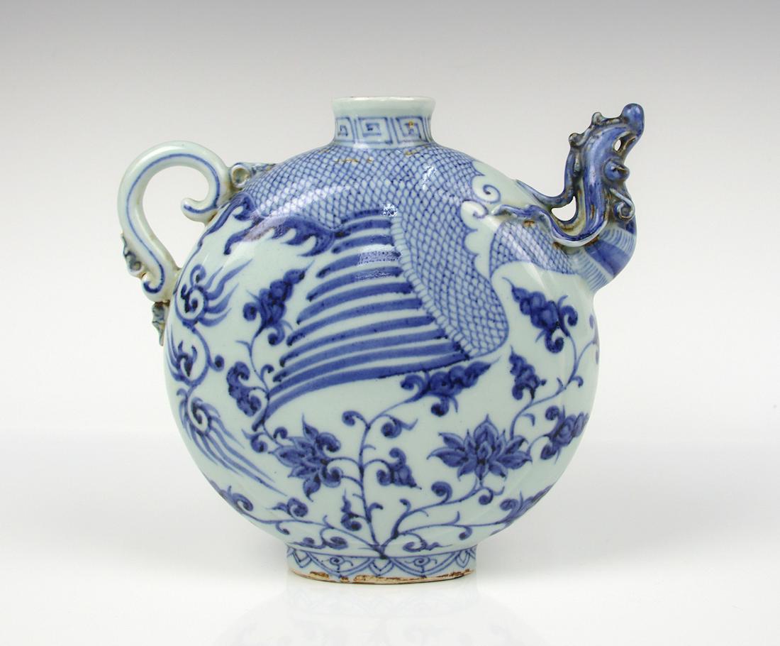 CHINESE BLUE WHITE PORCELAIN WATER POT (1 of 5)
