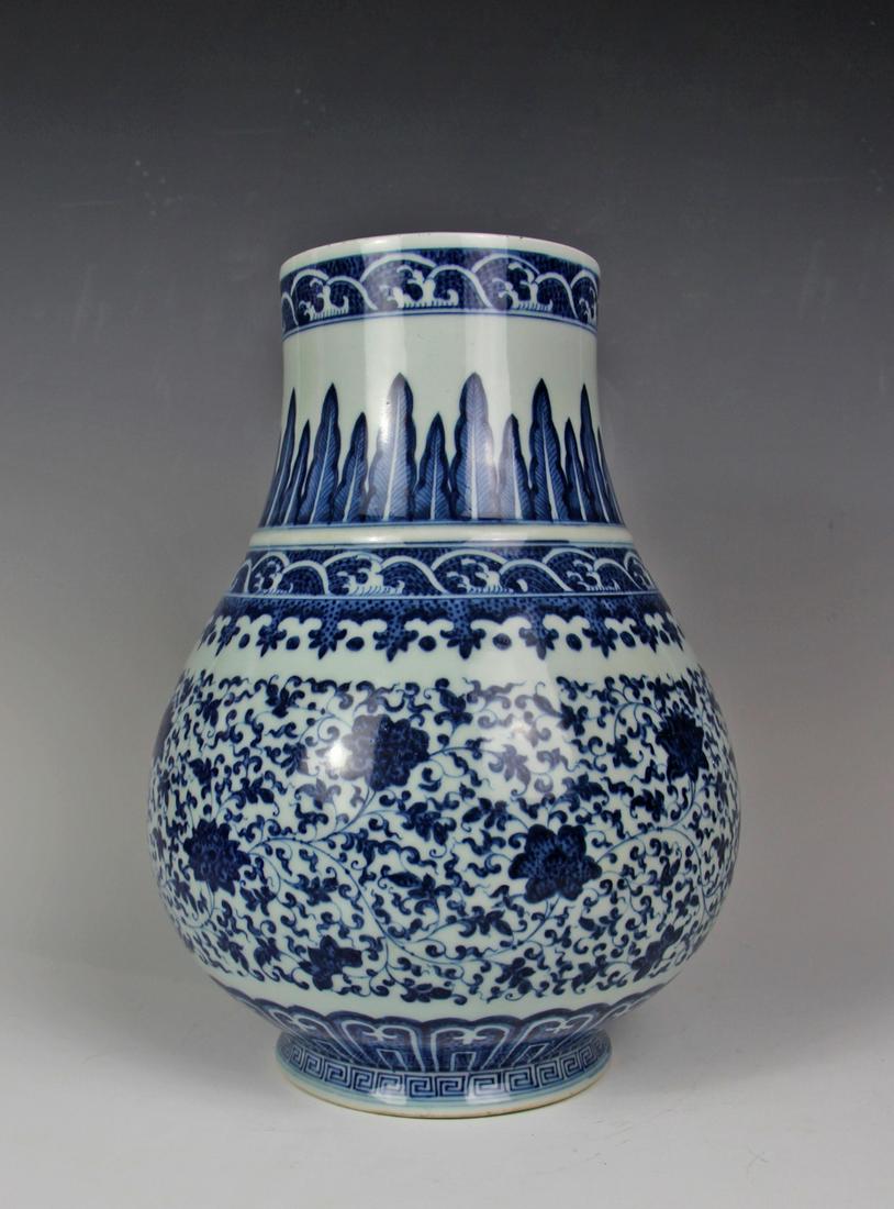 CHINESE BLUE WHITE FOLIAGE PORCELAIN ZUN VASE: Height: 13 Inch, Mouth Diameter: 5.1 Inch , Height: 33cm , Mouth Diameter: 13cm , Provenance: collection of Mr. Kent Ho, Richmond town, NY.