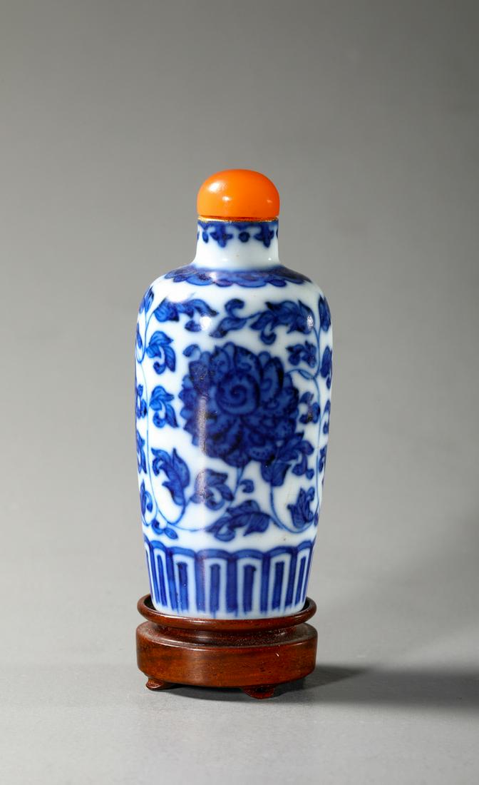A Blue White Foliage Porcelain Snuff Bottle (1 of 7)