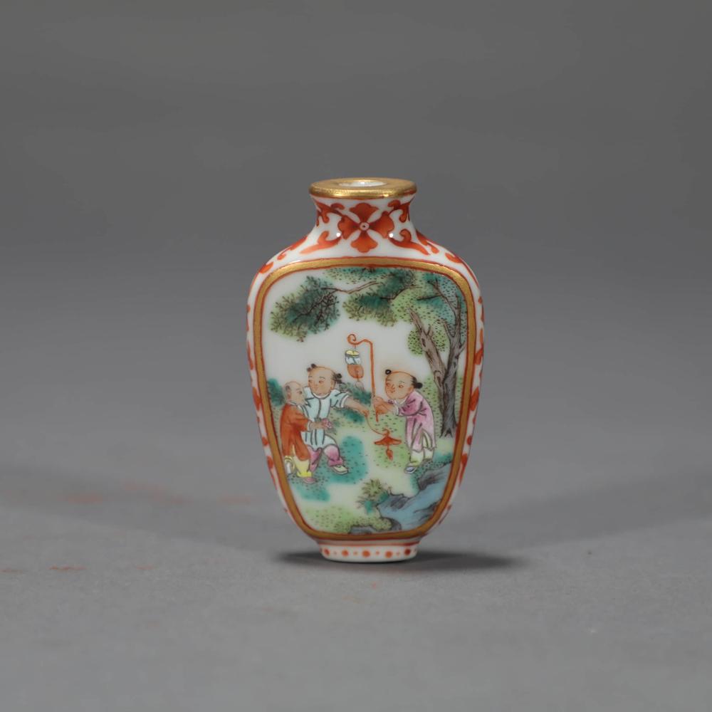 A FAMILLE ROSE FIGURE PORCELAIN SNUFF BOTTLE (1 of 8)
