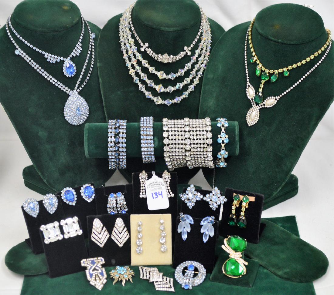 Huge lot of 35 pieces of Costume Jewelry (1 of 19)