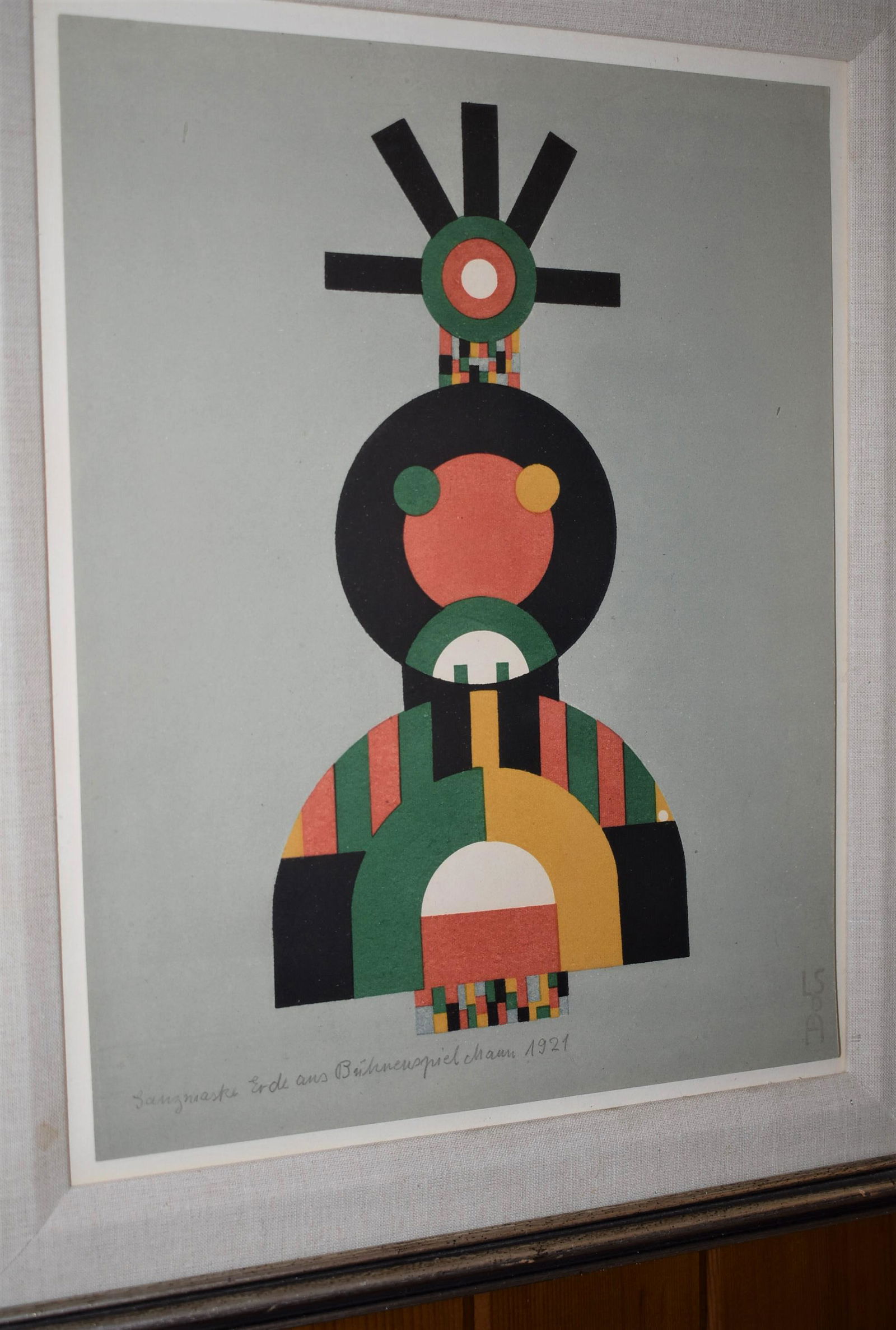 Lothar Schreyer 1920 Color Lithograph Enscribed: Lothar Schreyer 1920 Color Lithograph Enscribed by Artist.Lothar Schreyer 1920 Color Lithograph Ganzmaske Erde aus Beuhnenspiel Mann, costume design for the play "MANN".. Enscribed And Dated 1921 by A