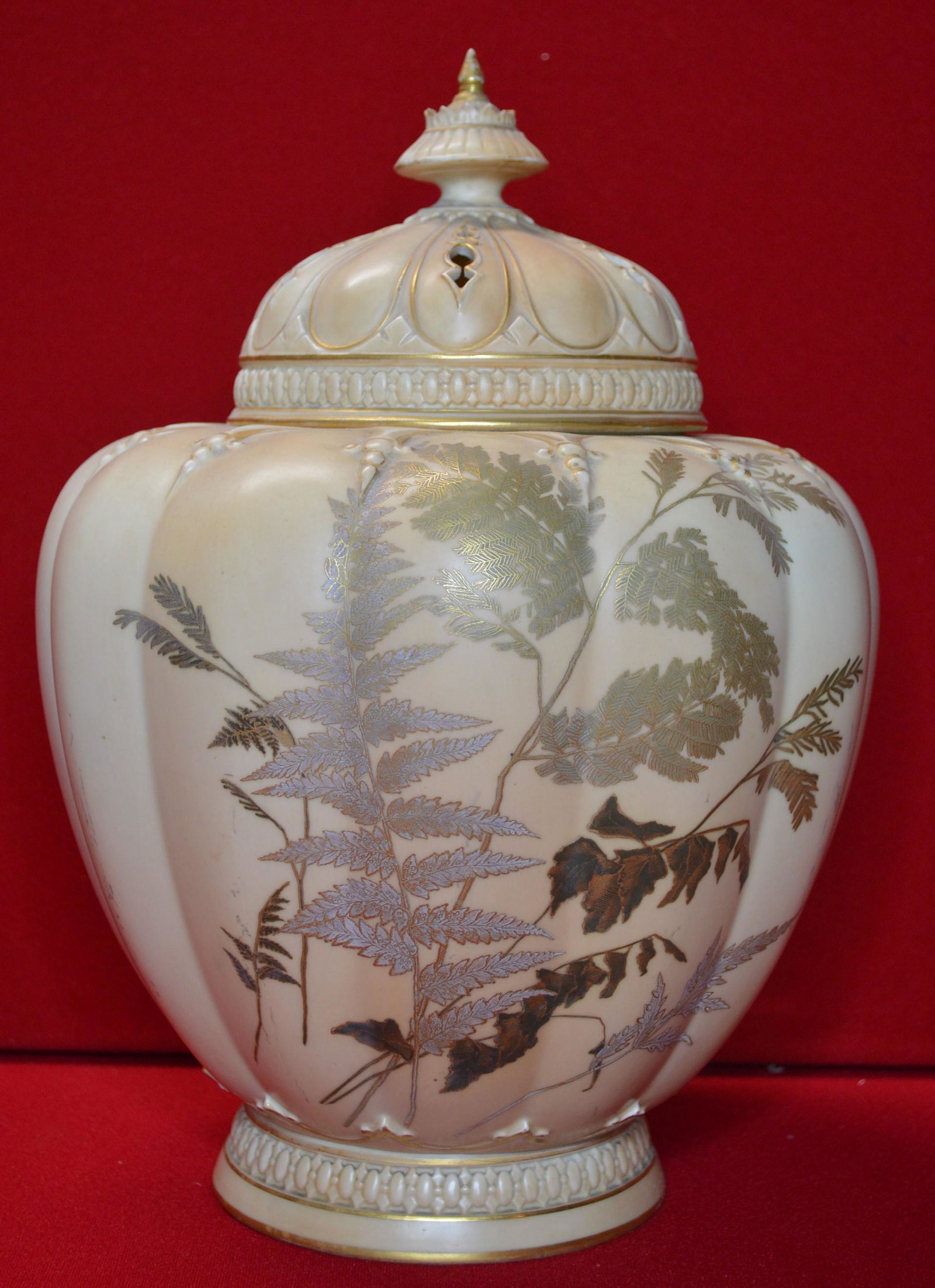 Antique Large Rose or Ginger Jar "Royal Worcester" Engl: Antique Large Rose or Ginger Jar "Royal Worcester" England. Melon shape with shaded beige to peach satin finish. Hand-painted with gold fern and black leaves. Inside cover and pierced domed cover with