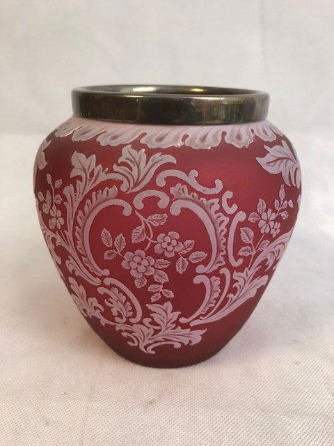 Cameo Bowl: Cameo Bowl 15 cm high, possibly Thomas Webb. Very Eelgant