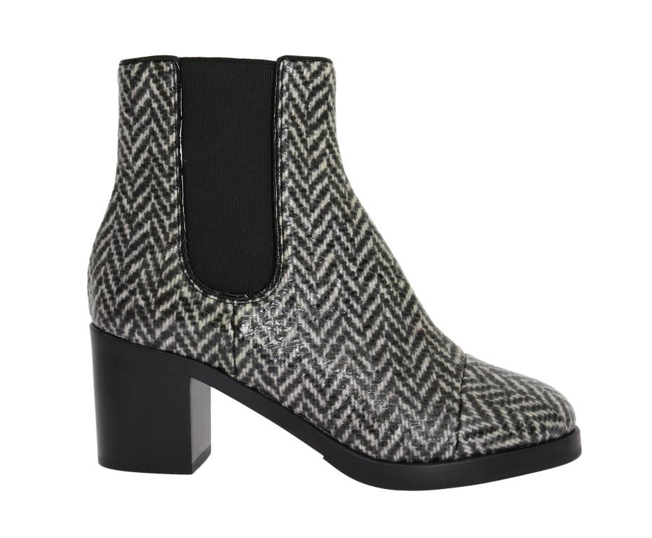 DOLCE & GABBANA BLACK WHITE LEATHER BOOTS: Brand: DOLCE & GABBANA Model: Ankle boots Color: Black white chevron pattern Material: Leather Sole: Rubber