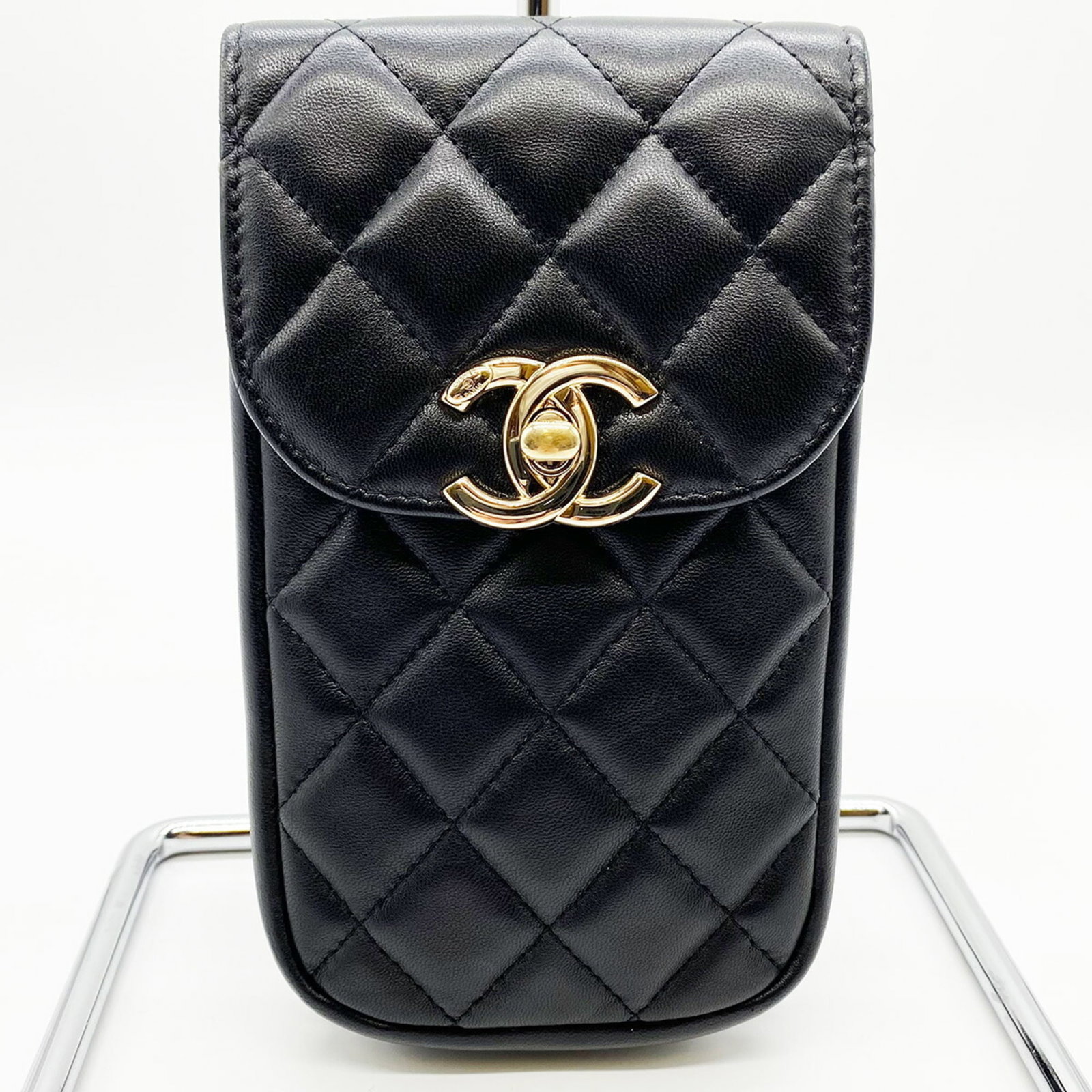 CHANEL CHANEL MATELASSE SMARTPHONE SHOULDER BAG: Brand: Chanel Material: Leather Color: Black Size: 17.5cm x 10cm x 2cm / 6.88'' x 3.93'' x 0.78'' Accessories: None