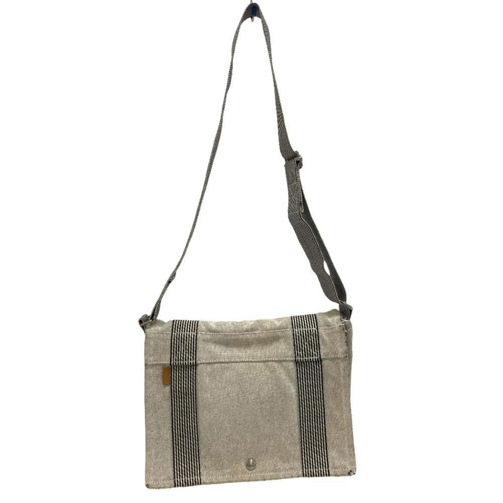 Hermes New Fool Toe Basas: Hermes New Fool Toe Basas Brand: Hermes Type: Shoulder bag Material: Canvas Color: Gray Gender: Men,Women Size (HxWxD): 26cm x 30.5cm x 8cm / 10.23'' x 12'' x 3.14'' Accessories Notice: B