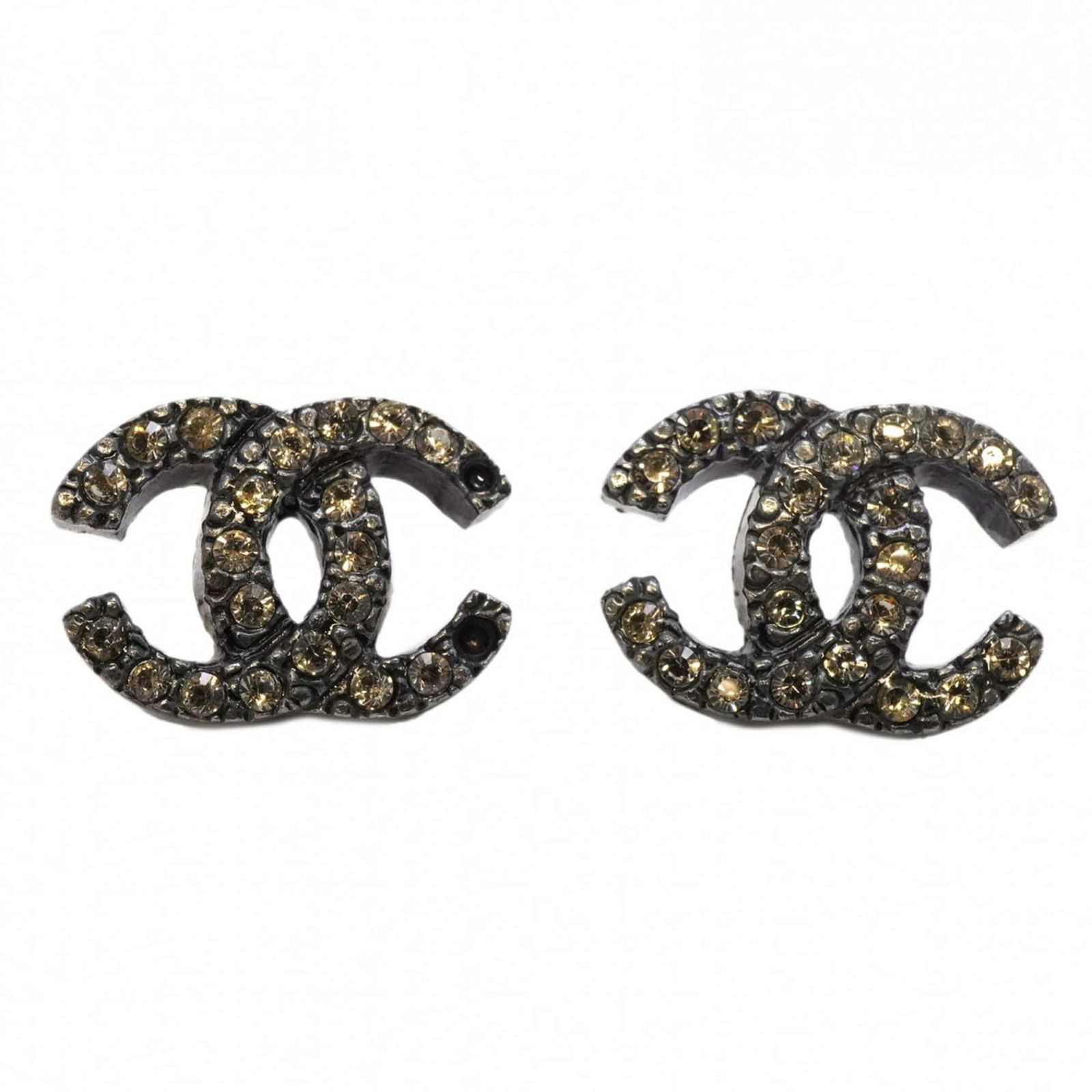 CHANEL EARRINGS COCO MARK GUNMETAL GREY LADIES: CHANEL earrings Coco mark gunmetal grey ladies Brand: Chanel Type: Stud earrings Material: None Color: Gray Size: (HxWxD) 12.30mm x 17.00mm / 0.48'' x 0.67'' Accessories: None Accessories