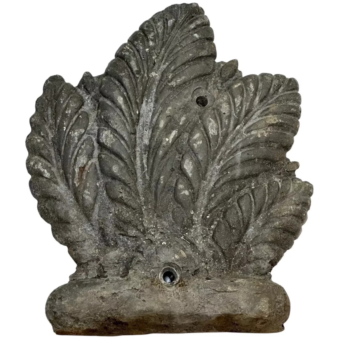 LEAD ACANTHUS LEAVES GARDEN WALL SCULPTURE FEATURE: Year: 19th century Size/Dimensions: 17 cm x 14 cm x 2.5 cm Medium: Lead Description: One British Antique Small Architectural Lead from the 19th Century The Royal Feathers sculpture is a feature of the
