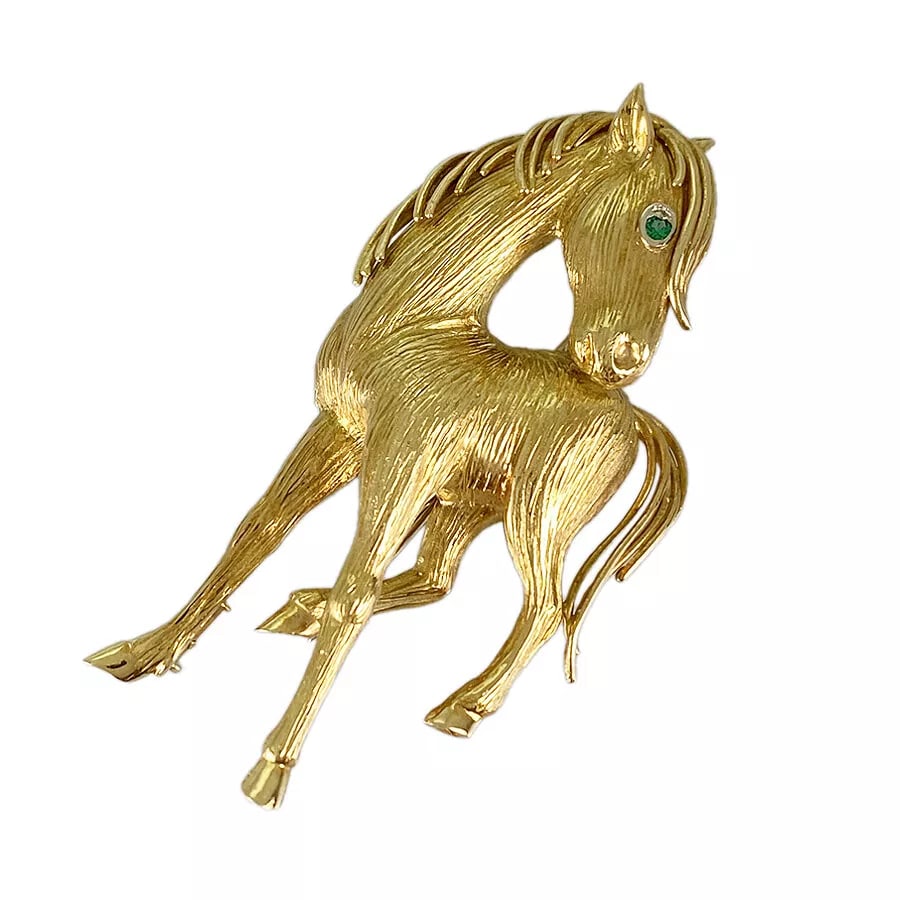 VAN CLEEF & ARPELS YELLOW GOLD EMERALD BROOCH: Van Cleef & Arpels Yellow gold Emerald Brooch Brand: Van Cleef & Arpels Type: Brooch Material: 18K Yellow Gold 18K White Gold Emerald Color: Gold Size: Top size:55.4mm×28.6mm Accessories: None