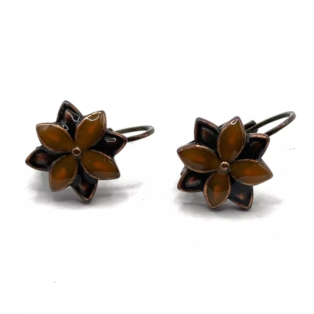ANNA SUI BRONZE ORANGE HARDWARE EARRINGS: ANNA SUI Bronze Orange Hardware Earrings Brand: ANNA SUI Type: Earrings Material: Hardware Color: Bronze, Orange Size: Top: 0.55 inch (1.4 cm) * 0.55 inch (1.4 cm) Length: 0.71 inch (1.8 cm) Width