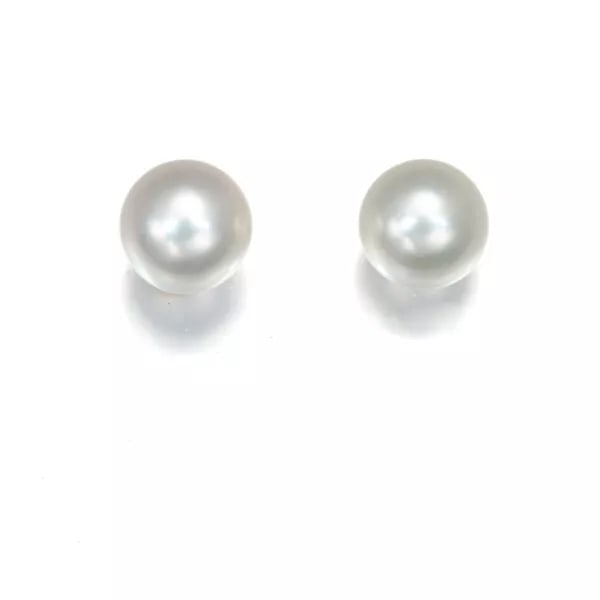 MIKIMOTO EARRINGS AKOYA PEARL: MIKIMOTO Earrings Akoya Pearl Brand: Mikimoto Type: Earrings Material: 18K / 750 / Yellow Gold Color: None Size: None Accessories: None Accessories Notice: When purchasing pre-owned goods