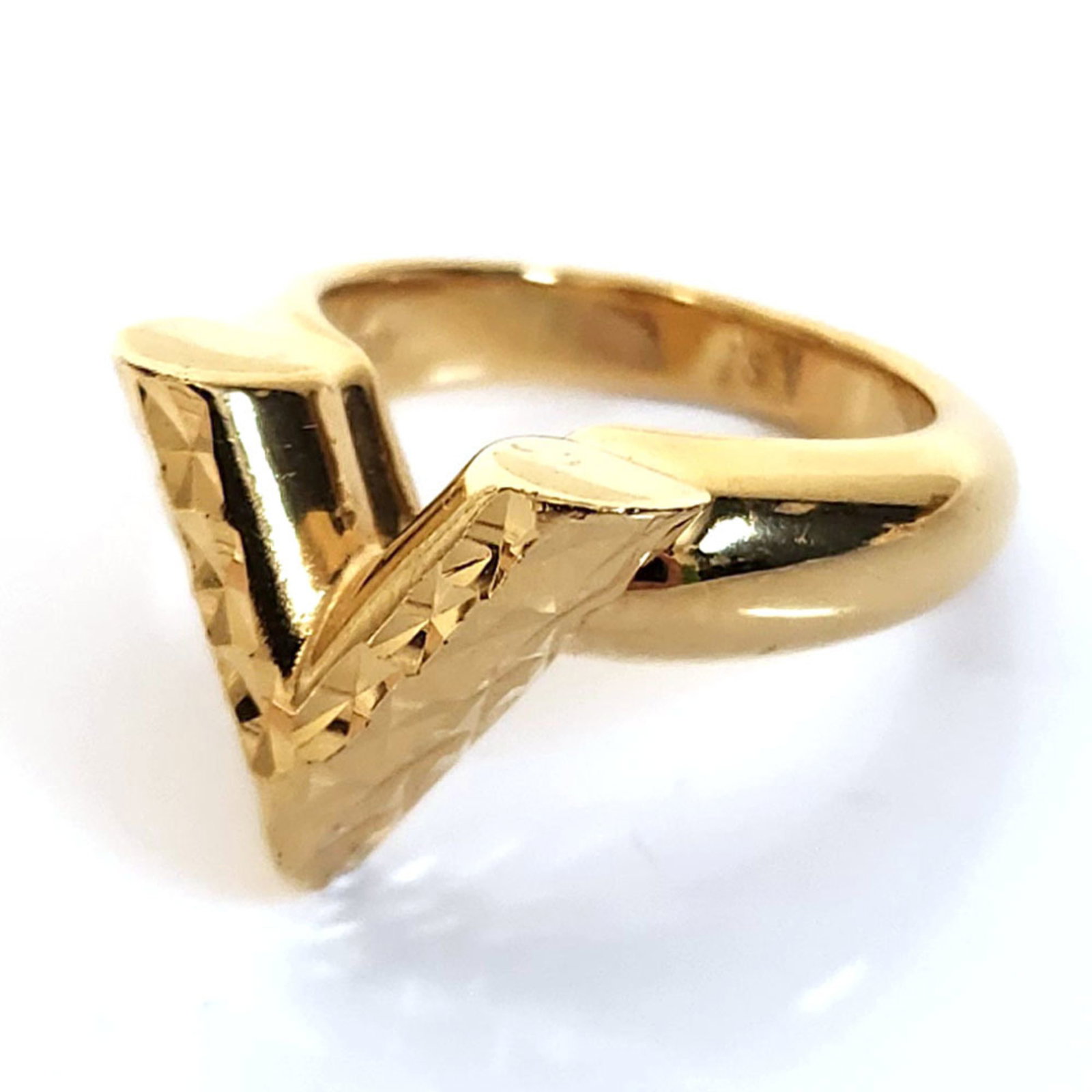 LOUIS VUITTON BERG ESSENTIAL: LOUIS VUITTON Berg Essential Brand: Louis Vuitton Type: Band ring Material: Metal Color: Gold Size: 5.25 US Accessories: None Accessories Notice: When purchasing pre-owned goods, please r