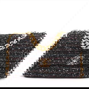CHANEL 19 LARGE SEQUINS × TWEED CHAIN SHOULDER BAG X SILVER ME: Chanel 19 Large Sequins × Tweed Chain Shoulder Bag x Silver Me Brand: Chanel Type: Shoulder bag Material: Sequins × Tweed Color: Black Size: Height: 7.5inch Length: 11.4inch Depth: 3.1inch Handl