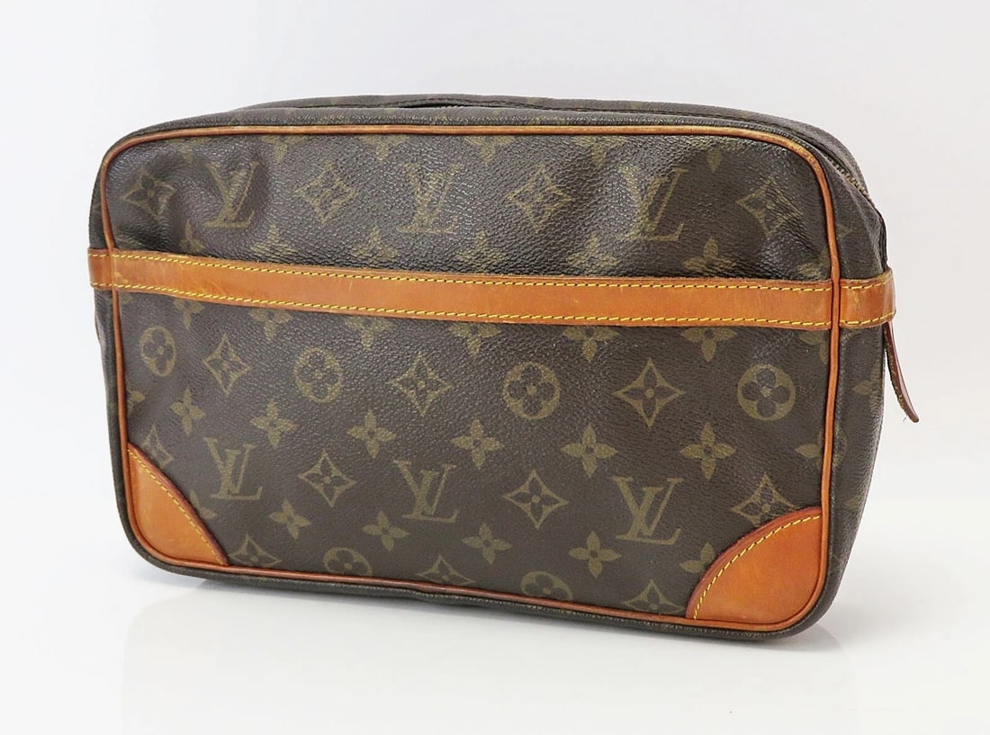 LOUIS VUITTON COMPIEGNE 28 GM MONOGRAM POCHETTE CLUTCH BAG: LOUIS VUITTON Compiegne 28 GM Monogram Pochette Clutch Bag Brand: Louis Vuitton Type: Cosmetic Bags Material: Coated Canvas Color: Brown Size: Size in inches (approx.):W 11 x H 6.7 x D 2.4 Access