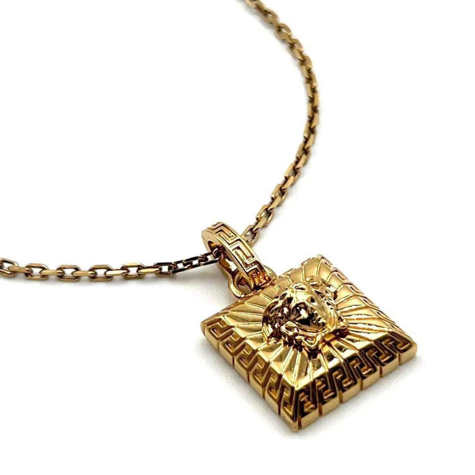 VERSACE VERSACE MEN'S MEDUSA PENDANT NECKLACE: Versace VERSACE Men's Medusa Pendant Necklace Brand: Versace Type: Necklace Material: Metal Color: Gold Size: Neck Circumference 50 cm - 55 cm / 19.68'' - 21.65'' Accessories: None Access