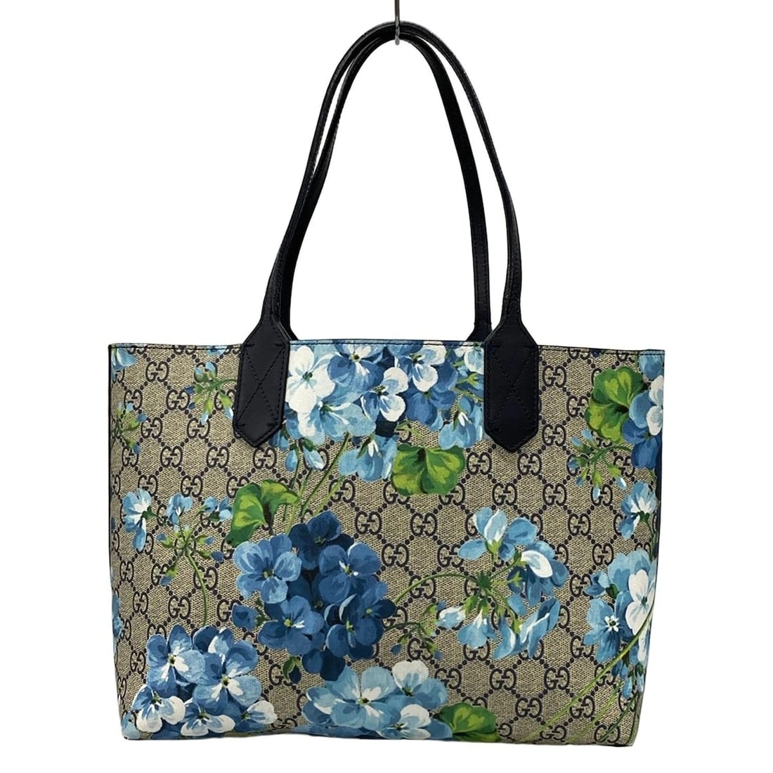 GUCCI GG BLOOMS GRAY BEIGE LIGHT BLUE MULTI PVC LEATHER TOTE BAG: GUCCI GG Blooms Gray Beige Light Blue Multi PVC Leather Tote Bag Brand: GUCCI Type: Tote Bag Material: PVC, Leather Color: Gray Beige, Light Blue, Multi Size: Height : 8.66 inch (22 cm) Width : 11.02 