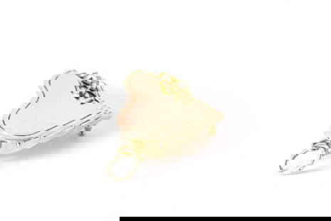 MOVING PARTS OPEN GRAND PIANO & STINGS PENDANT: Moving Parts Open Grand Piano & Stings Pendant Brand: Unbranded Type: Charm(s) Material: Metal Color: Yellow Clarity: None Size: Length x Width - 1.1" x 0.8" Accessories: None Acc