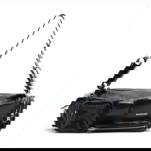 BALENCIAGA SUPER BUSY LEATHER SHOULDER BAG BLACK: Balenciaga super busy Leather Shoulder bag Black Brand: Balenciaga  Type: Shoulder bag  Material: Leather  Color: Black  Size: Size(Inch) Height:4.9inch Length:11.2inch Depth:4.9inch Shoulder height:1