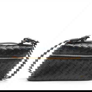 BOTTEGA VENETA INTRECCIATO BANG BANG VANITY CASE SHOULDER BAG: Bottega Veneta Intrecciato Bang bang vanity case Shoulder Bag Brand: Bottega Veneta  Type: Shoulder bag  Material: Leather  Color: Black  Size: Size(Inch) Height:4.9inch Length:8.7inch Depth:2.2inch H