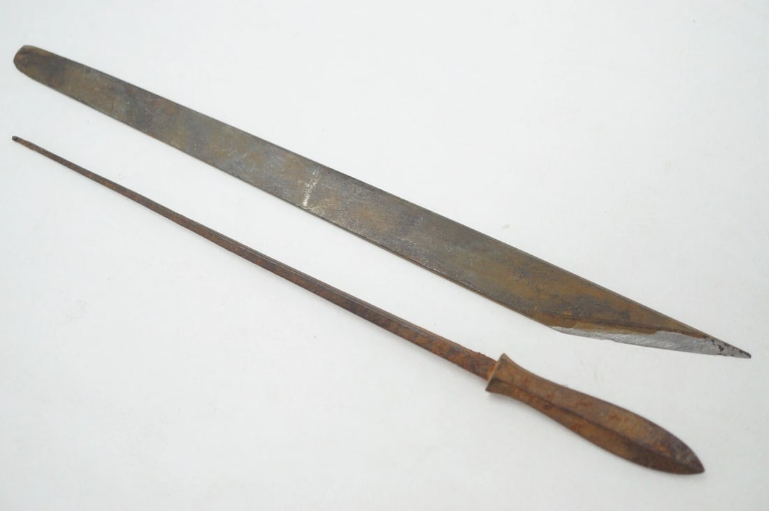 JAPANESE ANTIQUE ARROWHEAD & KNIFE ANTIQUE ORIGINAL: Japanese Antique Arrowhead & Knife Antique Original Original/Reproduction: Original Age: Unknown Primary Material: None Region of Origin: Japan Size: Top tool Length: 17 cm (6.69 inches) Bottom to