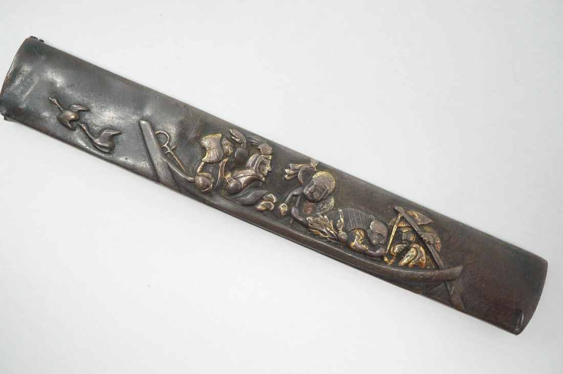 JAPANESE ANTIQUE KOZUKA KNIFE HANDLE BRONZE COPPER SIGNED ORIGINAL: Japanese Antique Kozuka Knife Handle Bronze Copper Signed Original Original/Reproduction: Original Age: Unknown Primary Material: None Region of Origin: Japan Size: Diameter: 7.5 cm (2.95 inches)
