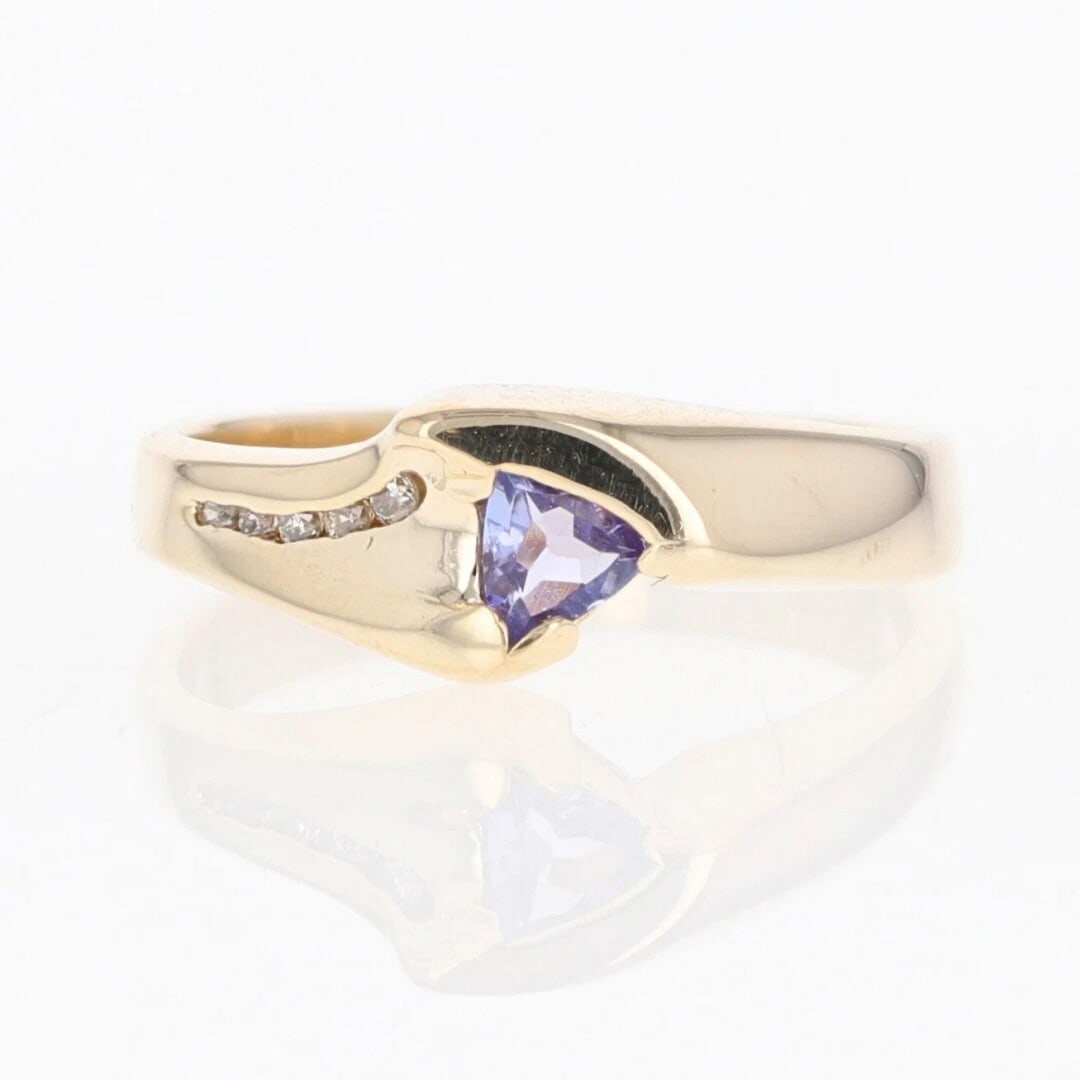 TRILLION CUT TANZANITE W/ DIAMOND ACCENTS RING 14K YELLOW: Trillion Cut Tanzanite w/ Diamond Accents Ring 14k Yellow Brand: Unbranded Type: Ring Material: Yellow Gold Color: None Size: 6.25 US Accessories: None Accessories Notice: When purchasing