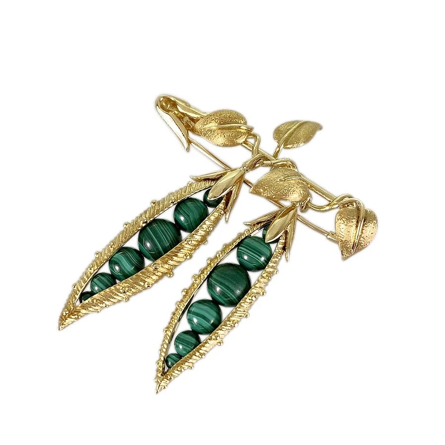TIFFANY&CO. PEAPOD YELLOW GOLD MALACHITE BROOCH: TIFFANY&Co. Peapod Yellow gold Malachite Brooch Brand: TIFFANY&Co. Type: Brooch Material: 18K Yellow Gold Malachite Color: Gold Size: Top size:W11mm×H45mm Accessories: None Accessories Not