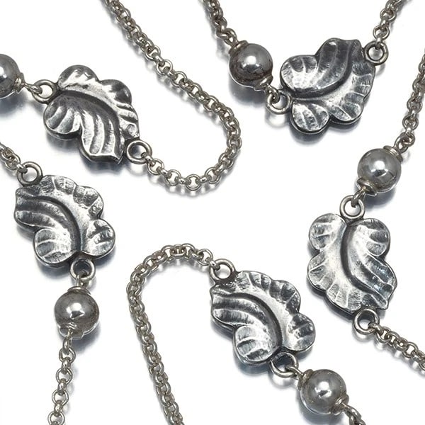 GEORG JENSEN NECKLACE MOONLIGHT GRAPES LEAF STATION: Georg Jensen Necklace Moonlight Grapes Leaf Station Brand: Georg Jensen Type: Necklace Material: 925 / Sterling Silver, Color: None Size: Necklace length: 42cm Design width: 9.8mm Accessories: No
