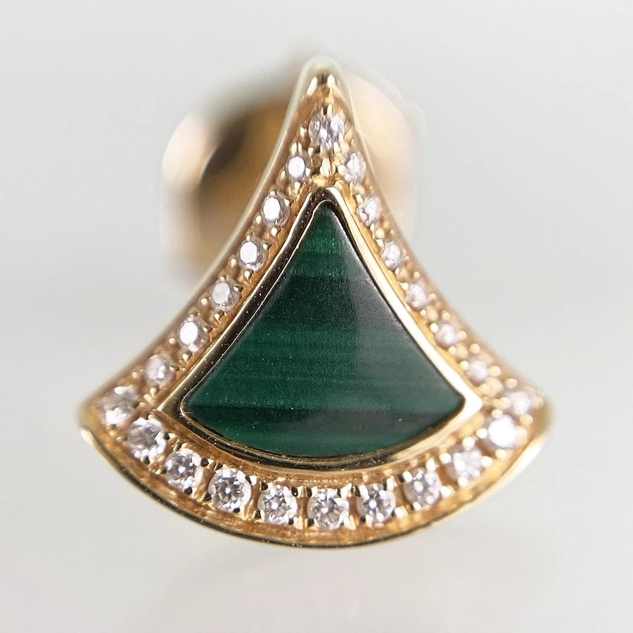 BVLGARI DIVA'S DREAM ROSE GOLD MALACHITE DIAMOND EARRING: BVLGARI Diva's Dream Rose gold malachite diamond Earring Brand: BVLGARI Type: Earring Material: 18K Rose Gold malachite diamond, Color: Gold Size: Top size:10.3mm×10.7mm Accessories: None