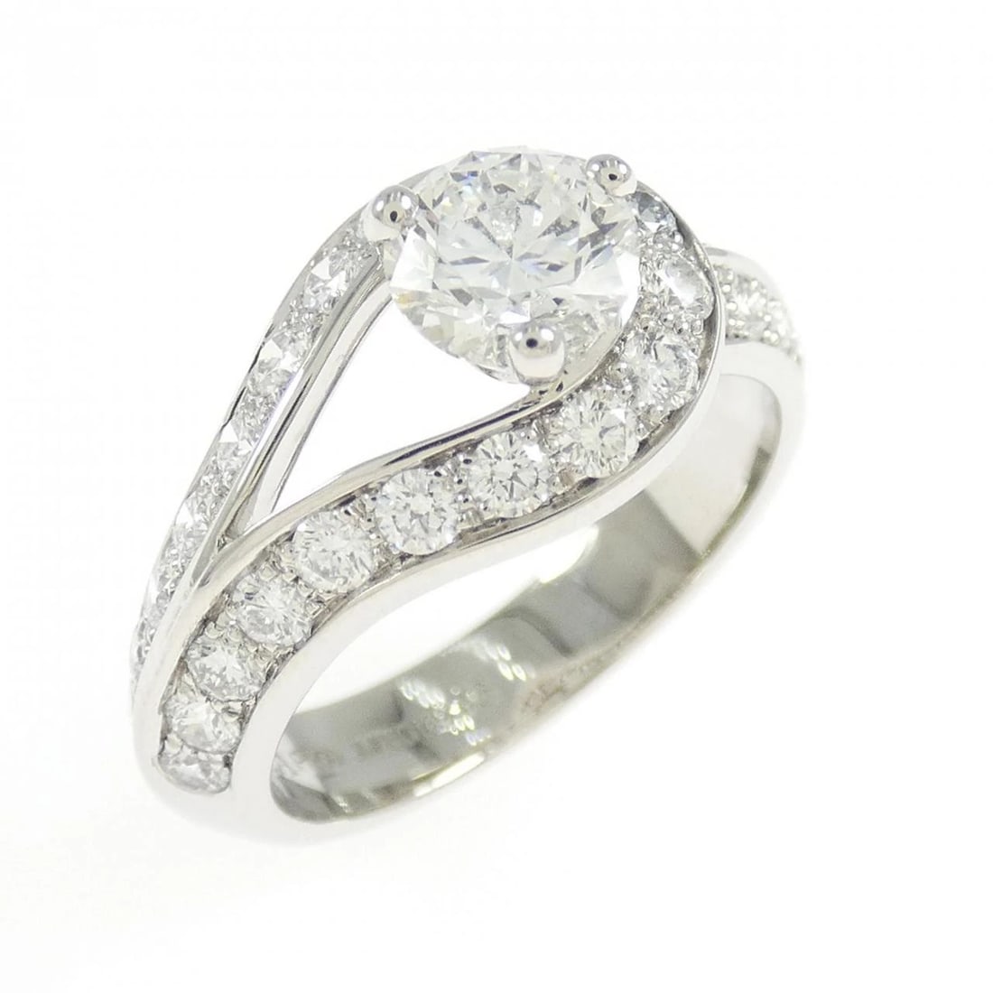 VAN CLEEF & ARPELS COUTURE RING: Van Cleef & Arpels Couture Ring Brand: Van Cleef & Arpels Type: Ring Material: Platinum 950, Main Stone Creation Natural Color: E Size: 3.5-4 (US size) Accessories: None Accessories Notice