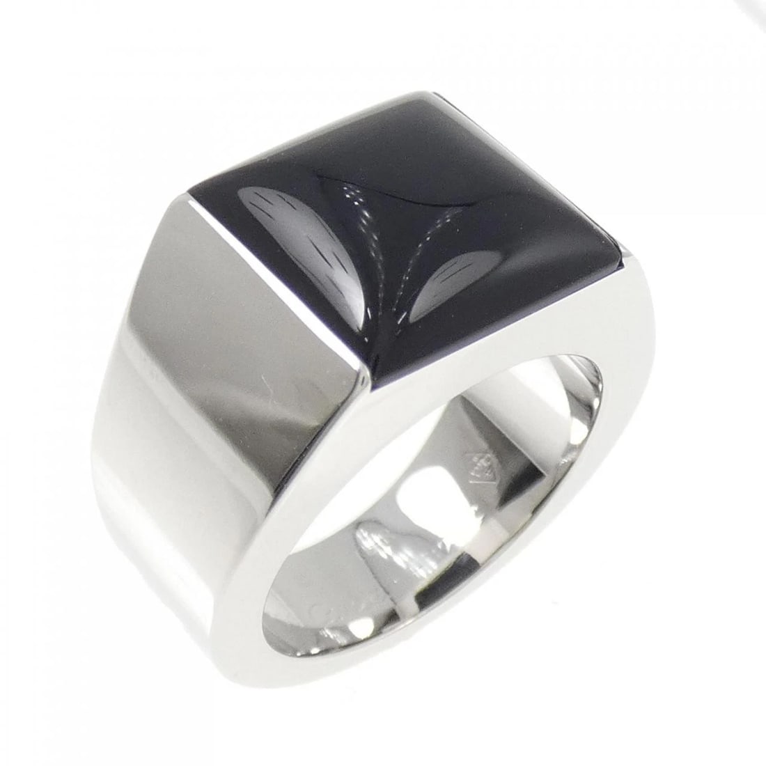 CARTIER TANK MAX RING: Cartier Tank Max Ring Brand: Cartier Type: Ring Material: 750 White Gold, Main Stone Onyx Color: White Gold Size: 6.5-7 (US size) Accessories: None Accessories Notice: When purchasing pre-