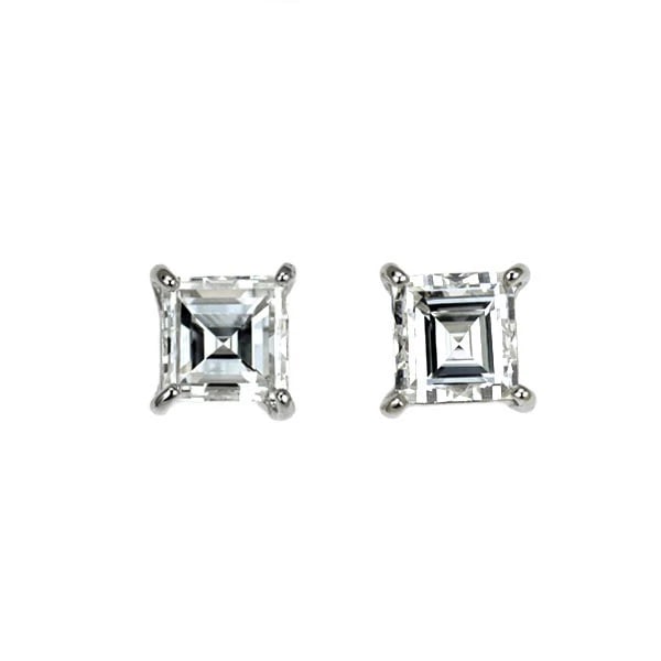 PT900 SQUARE CUT DIAMOND EARRINGS: Pt900 square cut diamond earrings Brand: None Type: piercing Material: Pt900 Main Stone Natural Color: None Size: Length/Width/Diameter4.8Width/Thickness4.8 Accessories: None Accessories