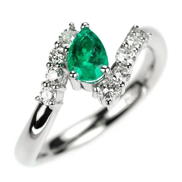PT900 EMERALD DIAMOND RING: Pt900 emerald diamond ring Brand: None Type: rings Material: Pt900 Main Stone emeralds Color: None Size: 6.25 - 6.5 US Accessories: None Accessories Notice: When purchasing pre-owned goods